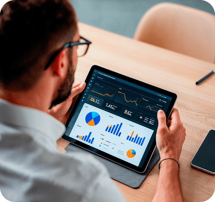 Consultor de Vendas analisando gráfico em um tablet