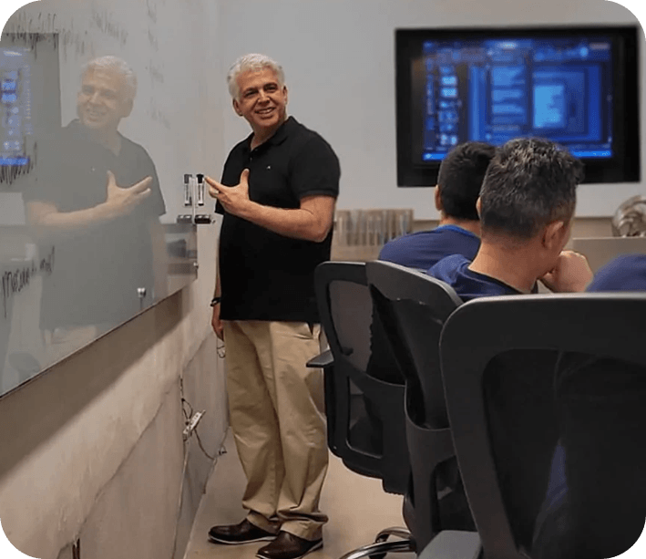 Walter Coelho, palestrante de estratégias de vendas em um ambiente corporativo